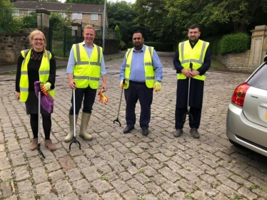 Robbie with volunteers 